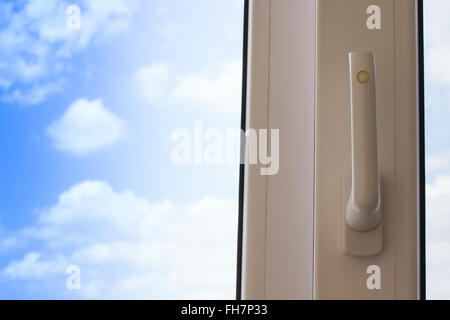Fenster mit blauen Himmel im Hintergrund gefaltet Stockfoto
