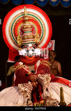 Kathakali ist eine stilisierte klassischen indischen Tanzdrama bekannt für attraktive Make-up von Zeichen Stockfoto