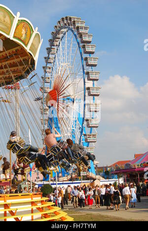 Attraktionen auf dem Oktoberfest in München Stockfoto