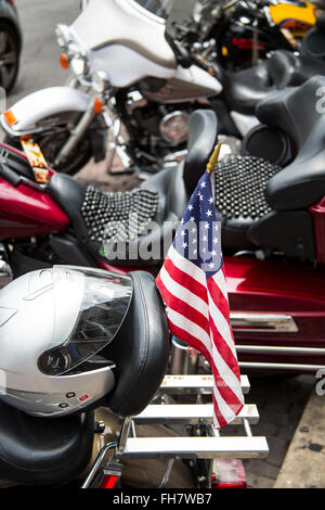 Old Glory fliegt auf der Rückseite eines Motorrades Stockfoto