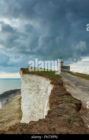 Stürmischen Himmel über belle Leuchtturm in East Sussex, England. Stockfoto