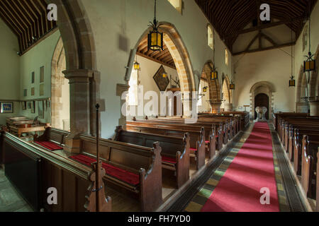 Innenraum der St. Andrew und St. Mary Church in Bognerei, einem Dorf in East Sussex, England. Stockfoto