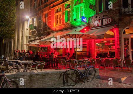 Oude Markt - Altmarkt in der Nacht, Leuven, Belgien Stockfoto