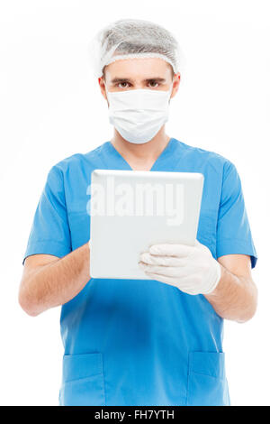 Männliche Chirurgen mit Tablet-Computer auf einem weißen Hintergrund isoliert Stockfoto