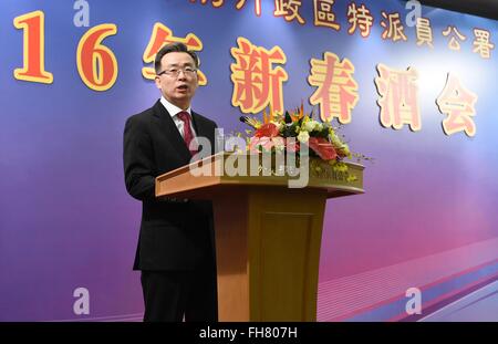 (160224) - HONG KONG, 24. Februar 2016 (Xinhua)--Song Zhe, der Kommissar des Ministry of Foreign Affairs of China in Hong Kong spezielle Administrative Region (SAR), befasst sich ein Frühlingsfest sammeln in Hongkong, Südchina, 24. Februar 2016. (Xinhua/Lui Siu Wai) (Wyl) Stockfoto