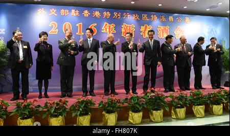 (160224) - HONG KONG, 24. Februar 2016 (Xinhua)--Gäste toast ein Frühlingsfest statt durch das Büro des Kommissars des Ministry of Foreign Affairs of China in Hong Kong spezielle Administrative Region (SAR), in Hongkong, Südchina, 24. Februar 2016 zu sammeln. (Xinhua/Lui Siu Wai) (Wyl) Stockfoto