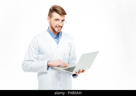 Glücklich männlichen Arzt mit Laptop-Computer isoliert auf weißem Hintergrund Stockfoto