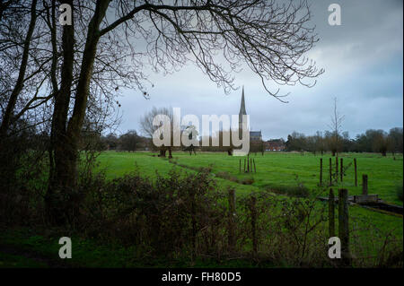 Salisbury Kathedrale, Wiltshire, England, UK. Feb 2016 ist die Kathedrale von Salisbury, formal bekannt als der Kathedrale der Jungfrau Maria, eine anglikanische Kathedrale in Salisbury, England, und eines der führenden Beispiele der frühen englischen Architektur. [1] der Hauptteil der Kathedrale wurde nur 38 Jahre, von 1220 bis 1258 abgeschlossen.  Die Kathedrale hat den höchsten Kirchturm im Vereinigten Königreich (123m/404 ft). Besucher nehmen die "Turm-Tour", wo das Innere der hohlen Turm, mit seinen alten Holz Gerüst eingesehen werden können. Die Kathedrale hat auch der größte Kreuzgang und die größten Stockfoto