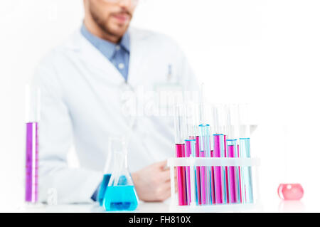 Zugeschnittenes Bild eines Wissenschaftlers Gießen Chemikalien im Labor Stockfoto