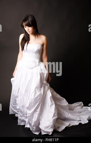 Schöne asiatische Braut Mädchen in weißen Brautkleid Stockfoto