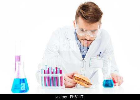 Männliche Chemiker, GVO Lebensmittel isoliert auf weißem Hintergrund Stockfoto