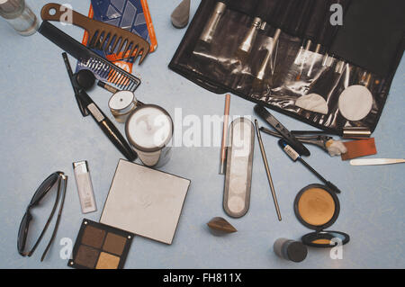 Make-up set auf a blaue Tabelle, Ansicht von oben Stockfoto