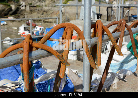 Rostiger Anker hängen von Geländer im Hafen von Newquay, Cornwall, England Stockfoto