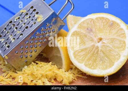 Zitrone Obst Obst und Zitronenschale mit Reibe auf Holzbrett Stockfoto