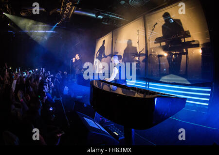 Mailand Italien. 23. Februar 2016. Die englische Synthie-Pop-Duo HURTS führt live auf der Bühne im Music Club Alcatraz während der "Kapitulation Tour" Credit: Rodolfo weitertransferiert/Alamy Live News Stockfoto