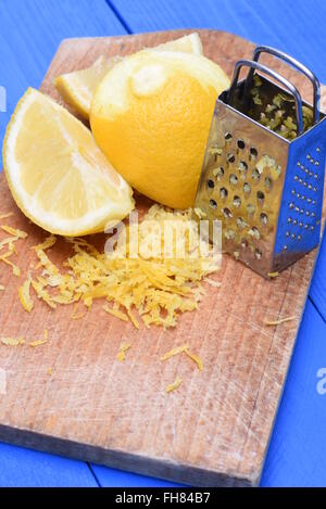 Zitrone Obst Obst und Zitronenschale mit Reibe auf Holzbrett Stockfoto