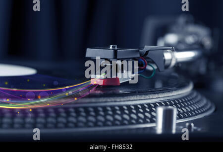 Plattenspieler Vinyl mit leuchtende abstrakte Linien spielen Stockfoto