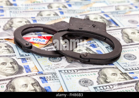 Stahl Handschellen und Kreditkarten auf dem Hintergrund der US-Dollar liegen Stockfoto