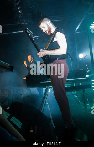 Mailand Italien. 23. Februar 2016. Die englische Synthie-Pop-Duo HURTS führt live auf der Bühne im Music Club Alcatraz während der "Kapitulation Tour" Credit: Rodolfo weitertransferiert/Alamy Live News Stockfoto