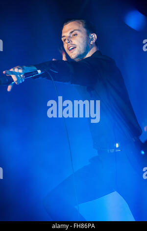 Mailand Italien. 23. Februar 2016. Die englische Synthie-Pop-Duo HURTS führt live auf der Bühne im Music Club Alcatraz während der "Kapitulation Tour" Credit: Rodolfo weitertransferiert/Alamy Live News Stockfoto