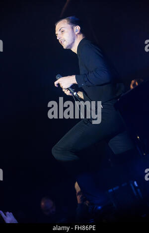 Mailand Italien. 23. Februar 2016. Die englische Synthie-Pop-Duo HURTS führt live auf der Bühne im Music Club Alcatraz während der "Kapitulation Tour" Credit: Rodolfo weitertransferiert/Alamy Live News Stockfoto