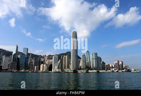 (160224) - HONG KONG, 24. Februar 2016 (Xinhua)--Foto am 9. Februar 2016 zeigt die Szene des Victoria Harbour in Hongkong, Südchina. Hong Kong wird weiter unterstützen und fördern Innovation, Start-ups und Kreativwirtschaft zum Wettbewerbsvorsprung unter die "neue Wirtschaftsordnung," Finanzminister der Regierung von Hong Kong spezielle Administrative Region (SAR) John Tsang sagte am Mittwoch, als er 2016 / 17 Haushalt geliefert. Das Budget enthüllt Reihe Maßnahmen zur Unterstützung der kreativen Industrien, einschließlich der Injektion von 400 Millionen HK-Dollar in die CreateSmart-Initiative mit Priorität t Stockfoto