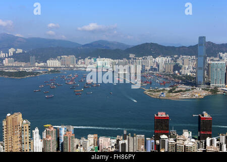 (160224) - HONG KONG, 24. Februar 2016 (Xinhua)--Foto aufgenommen am 6. Januar 2016 zeigt die Szene des Victoria Harbour in Hongkong, Südchina. Hong Kong wird weiter unterstützen und fördern Innovation, Start-ups und Kreativwirtschaft zum Wettbewerbsvorsprung unter die "neue Wirtschaftsordnung," Finanzminister der Regierung von Hong Kong spezielle Administrative Region (SAR) John Tsang sagte am Mittwoch, als er 2016 / 17 Haushalt geliefert. Das Budget enthüllt Reihe Maßnahmen zur Unterstützung der kreativen Industrien, einschließlich der Injektion von 400 Millionen HK-Dollar in die CreateSmart-Initiative mit Priorität t Stockfoto