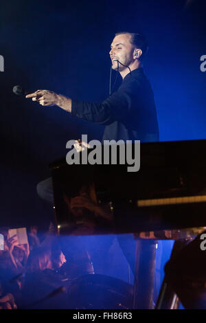 Mailand Italien. 23. Februar 2016. Die englische Synthie-Pop-Duo HURTS führt live auf der Bühne im Music Club Alcatraz während der "Kapitulation Tour" Credit: Rodolfo weitertransferiert/Alamy Live News Stockfoto