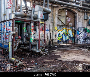 Güterbahnhof Bahnhof Pankow, Berlin. Alte Rohre und Graffiti bedeckt Wände im Inneren stillgelegte ehemalige trainieren Plattenspieler Gebäude Stockfoto