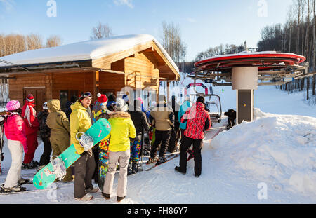 Menschen stehen in der Schlange am сhairlift in "Krasnaya Glinka" Mountain Ski Resort im winter Stockfoto