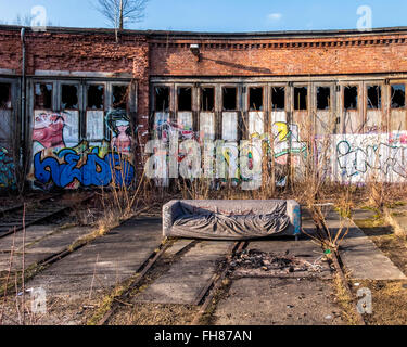 Altes Sofa und rostigen Schienen an verfallenen ehemaligen Bahnhof Gebäude zu vergießen.  Güterbahnhof Bahnhof Pankow, Berlin. Stockfoto