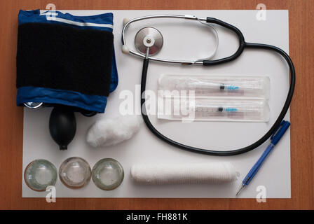 Medizinische Versorgung und Ausrüstung auf weißem Hintergrund Stockfoto