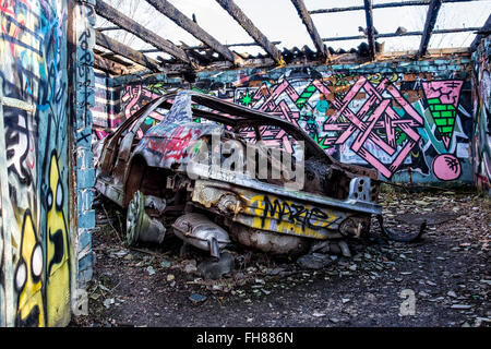 Güterbahnhof Bahnhof Pankow, Berlin. Auto in Brand beschädigt Garage am stillgelegten ehemaligen Güterbahnhof Schiene ausgebrannt Stockfoto