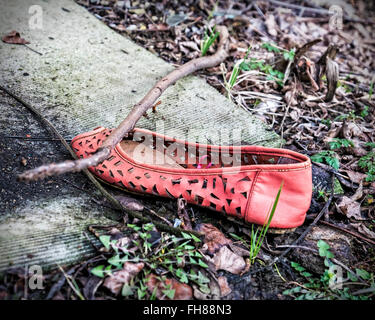 Güterbahnhof Bahnhof Pankow, Berlin. Ein einsamer Schuh im stillgelegten ehemaligen Fracht Railyard allein gelassen Stockfoto