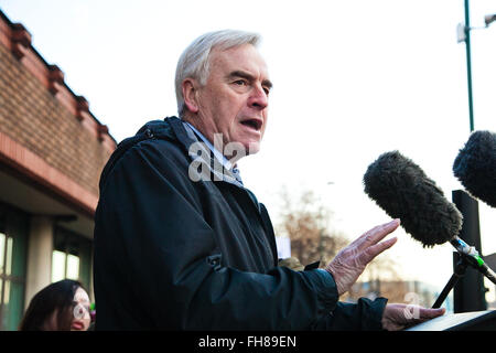 London, UK 24. Februar 2016. John McDonnell, Schatten-Kanzler und Arbeits-Wartungstafel für Hayes und Harlington, Adressen-Klima-Aktivisten und Unterstützer der 13 außerhalb Willesden Magistrates' Court im Nordwesten von London Heathrow. Die Heathrow13 sind am Hof zur endgültigen Verurteilung haben alle schuldig befunden schwerer Hausfriedensbruch und Eintritt in den Sicherheitsbereich von London Heathrow Airport (LHR) Nordbahn aus Protest gegen die Pläne für den Bau einer dritten Startbahn. Bildnachweis: Dinendra Haria/Alamy Live-Nachrichten Stockfoto