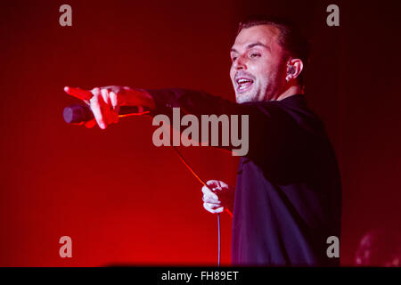 Mailand Italien. 23. Februar 2016. Die englische Synthie-Pop-Duo HURTS führt live auf der Bühne im Music Club Alcatraz während der "Kapitulation Tour" Credit: Rodolfo weitertransferiert/Alamy Live News Stockfoto