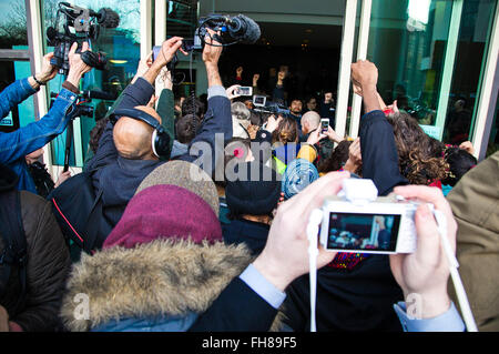 London, UK 24. Februar 2016. Das Interesse der Medien während der Heathrow 13 finden ihren Weg in Willesden Magistrates' Court. Die Heathrow13 sind am Hof zur endgültigen Verurteilung haben alle schuldig befunden schwerer Hausfriedensbruch und Eintritt in den Sicherheitsbereich von London Heathrow Airport (LHR) Nordbahn aus Protest gegen die Pläne für den Bau einer dritten Startbahn. Bildnachweis: Dinendra Haria/Alamy Live-Nachrichten Stockfoto