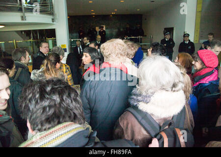 London, UK 24. Februar 2016. Im Inneren der Willesden Magistrates' Court in Nordwest-London. Die Heathrow13 sind am Hof zur endgültigen Verurteilung haben alle schuldig befunden schwerer Hausfriedensbruch und Eintritt in den Sicherheitsbereich der Start-und Landebahn Nord AirportÕs-London Heathrow (LHR) Protest gegen die Pläne für den Bau einer dritten Startbahn. Bildnachweis: Dinendra Haria/Alamy Live-Nachrichten Stockfoto