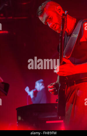 Mailand Italien. 23. Februar 2016. Die englische Synthie-Pop-Duo HURTS führt live auf der Bühne im Music Club Alcatraz während der "Kapitulation Tour" Credit: Rodolfo weitertransferiert/Alamy Live News Stockfoto