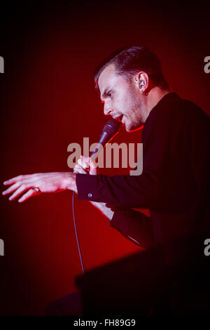 Mailand Italien. 23. Februar 2016. Die englische Synthie-Pop-Duo HURTS führt live auf der Bühne im Music Club Alcatraz während der "Kapitulation Tour" Credit: Rodolfo weitertransferiert/Alamy Live News Stockfoto