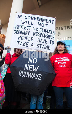 London, UK 24. Februar 2016. Anhänger mit Banner und ein Schild an einem Regenschirm plant außen Willesden Magistrates' Court im Nordwesten von London um Unterstützung für die Heathrow13, die protestieren gegen zeigen für eine dritte Startbahn am Flughafen Heathrow. Die Heathrow13 sind am Hof zur endgültigen Verurteilung haben alle schuldig befunden schwerer Hausfriedensbruch und Eintritt in den Sicherheitsbereich von London Heathrow Airport (LHR) Nordbahn aus Protest gegen die Pläne für den Bau einer dritten Startbahn. Bildnachweis: Dinendra Haria/Alamy Live-Nachrichten Stockfoto