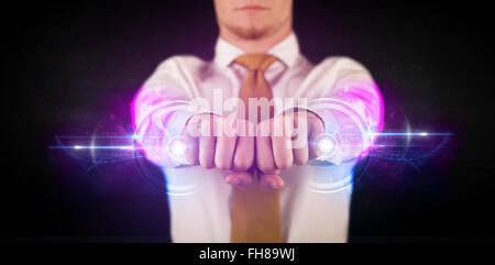 Business-Mann hält Zukunftstechnologie-Daten-System-Netzwerk Stockfoto