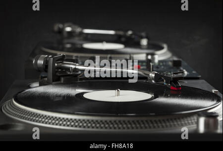 Plattenspieler spielen Vinyl hautnah mit Nadel auf der Platte Stockfoto