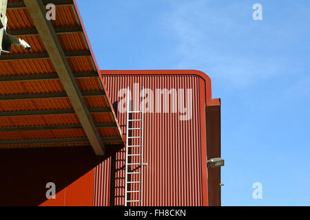 Details der Fassade Aluminiumplatten auf einem kommerziellen depot Stockfoto