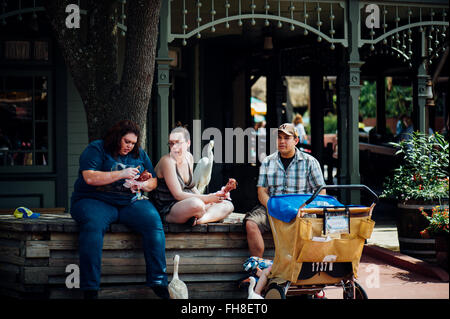 Übergewichtige junge Frau, die Spaß mit Freunden im Freizeitpark von Disney World, Orlando, Florida - USA Stockfoto