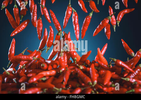 Rote Paprika fallen. Bild mit Tiefenschärfe und Motion blur. Stockfoto