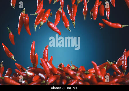 Rote Paprika fallen. Bild mit Tiefenschärfe und Motion blur. Stockfoto