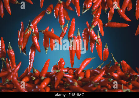 Rote Paprika fallen. Bild mit Tiefenschärfe und Motion blur. Stockfoto