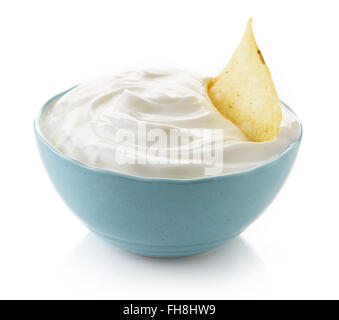 Kartoffel-Chips in Schüssel mit Sprung auf weißem Hintergrund Stockfoto