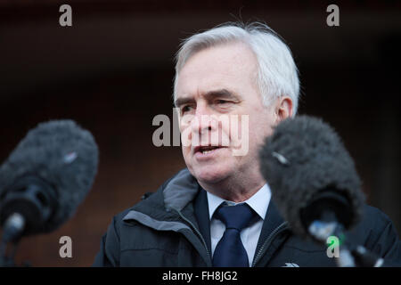 London, UK. 24. Februar 2016. John McDonnell, Schatten-Kanzler und Arbeits-Wartungstafel für Hayes und Harlington, Adressen-Klima-Aktivisten und Unterstützer der Heathrow 13 vor Urteilsverkündung am Willesden Magistrates Court. Bildnachweis: Mark Kerrison/Alamy Live-Nachrichten Stockfoto